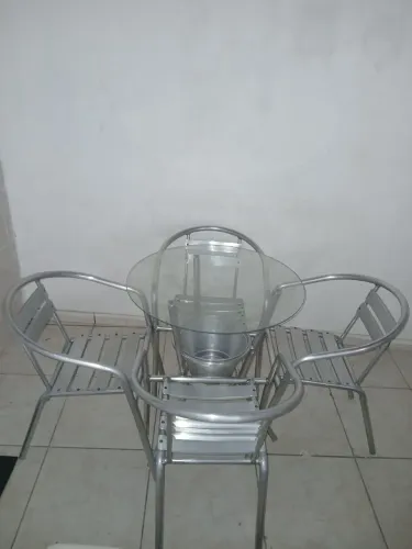 VENDO UMA MESA DE VIDRO E 4 CADEIRAS DE ALUMÍNIO COM UM BALDE DE GELO EM ALUMÍNIO 650 REAL