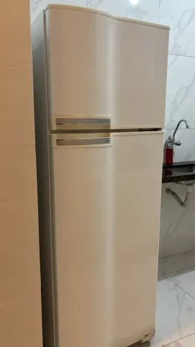 Vende-se geladeira em bom estado de conservação.