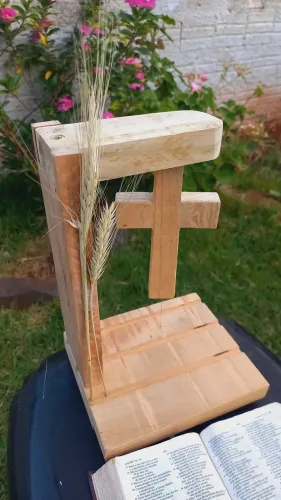 Cruz magnetica em madeira