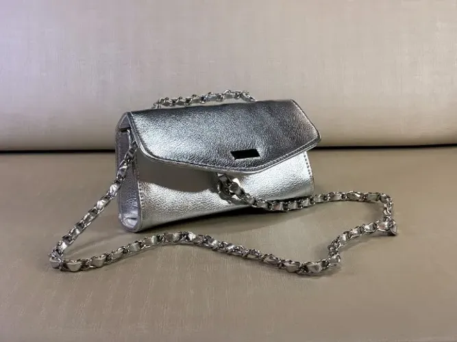 Bolsa Feminina Prata Metalizada com Corrente - NUNCA USADA