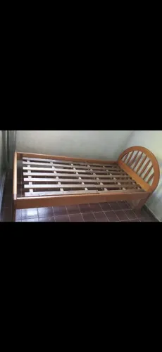 Cama de madeira maciça