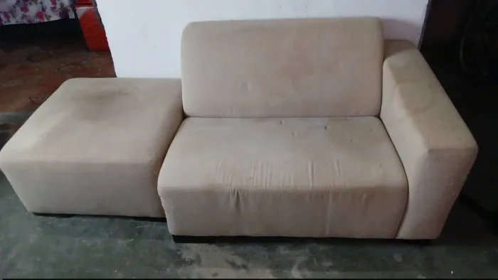 SOFÁ COM PUF MARROM CLARO EM ÓTIMO ESTADO
