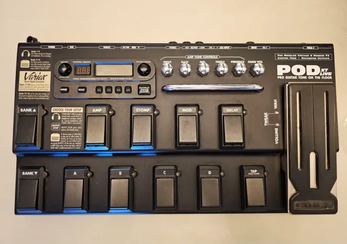Pedaleira POD XT LIVE em PERFEITO ESTADO, com fonte original e case cor metálica!