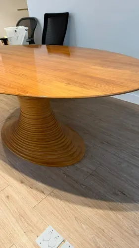 Mesa de madeira com base trabalhada