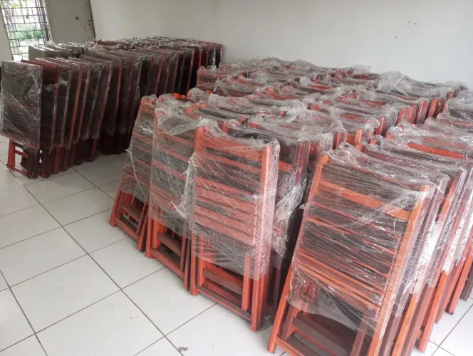 Conjunto de mesa e cadeiras dobráveis de madeira ideal para bares e restaurantes