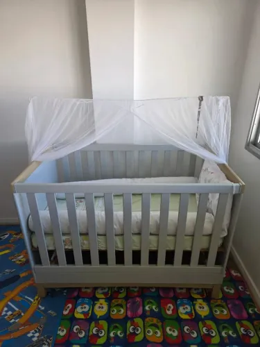 Berço de Bebê Cinza com Colchão
