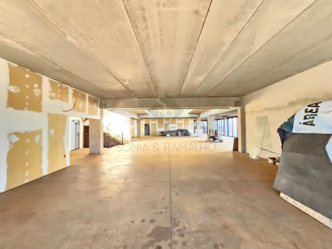 Imóvel comercial para alugar com salão amplo e 02 andares em Bonfim Paulista, distrito de 