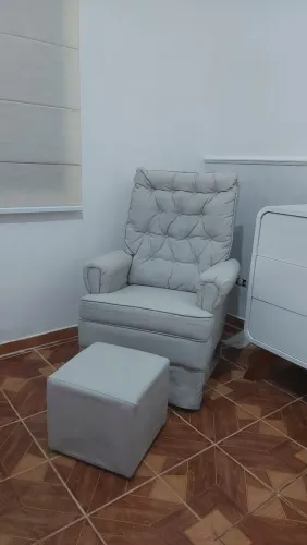 POLTRONA DE AMAMENTAÇÃO NINHO COM PUFF E BALANÇO LINHO BEGE