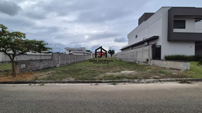 Terreno c/ área de 450,00m² no Condomínio Village Splendore em Pindamonhangaba