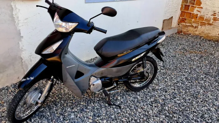 Honda biz 125 Ks ,perfeita ,sem restrições, pneus novos .