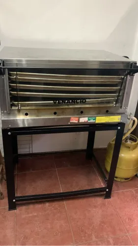 Forno a lastro Venâncio de 90 novo com 5 formas só 6 meses de uso