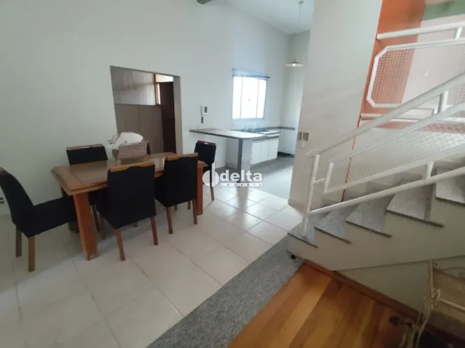 Casa com 3 quartos sendo 2 suítes disponível para locação no bairro Lidice em Uberlândia-M