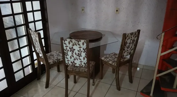 Mesa redonda com3 cadeiras