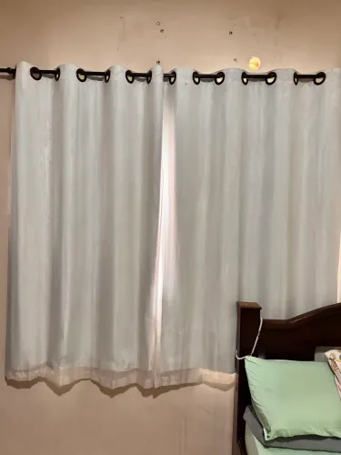 Vendo 3 Cortinas tamanho médio: 2 nas cores beges e 1 rosa Bebê