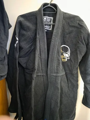 Vendo 2 Kimonos preto A3, azul, favor retirar no local, não mando pelo correio A2