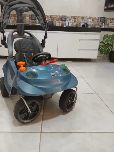Carrinho bandeirante com teto protetor de sol