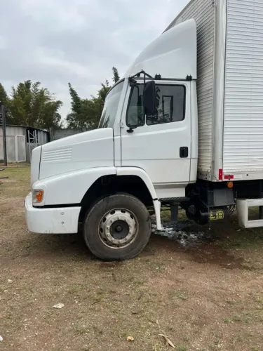 MB 2324 - ATRON 6X2 - TRUCADO COM BAU DE 10MTS