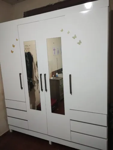 Máquina de lavar e guarda roupa