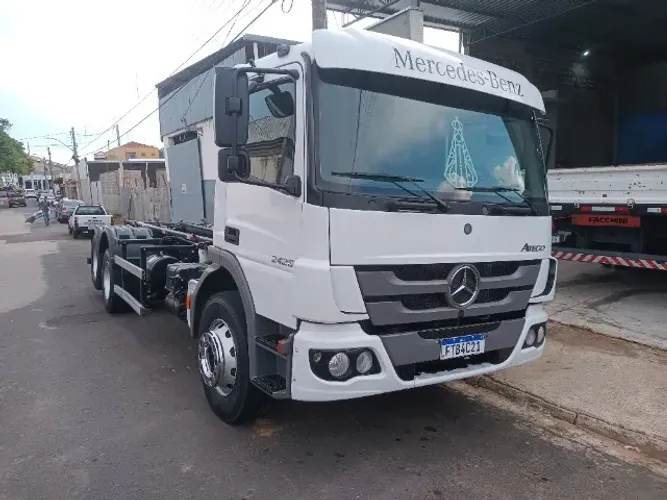 Caminhão equipado com implemento rolom Imavi 25