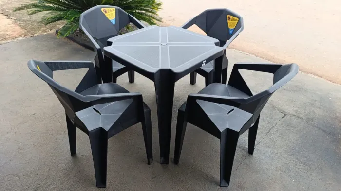 Jogo de mesa e cadeiras plástica cor preta! Capacidade 182 KG.