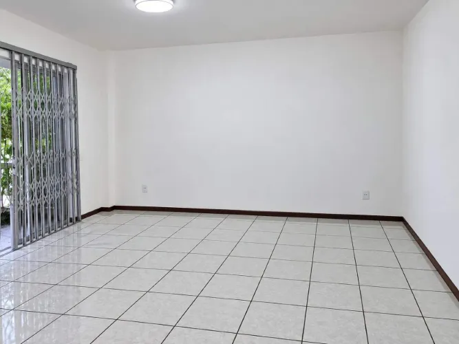 Imóvel comercial e residencial térrea com 49 m² no Centro de Balneário Camboriú