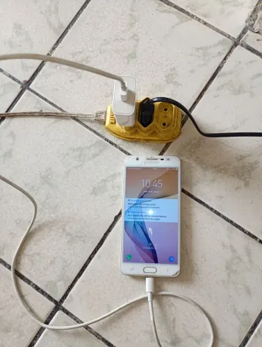 Celular Samsung j7 com carregador 50 reais