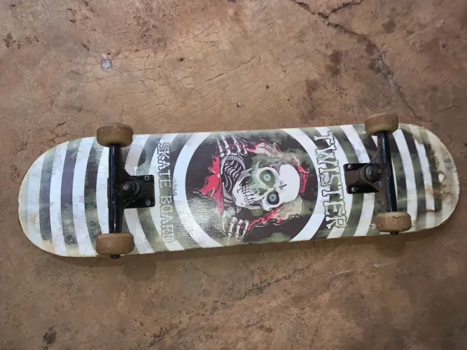 Skate Twister 8.0 Completo - Shape com Caveira - Barato
