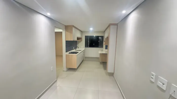 Apartamento no Portal Sta Cruz em Tatuí com cozinha planejada e varanda.