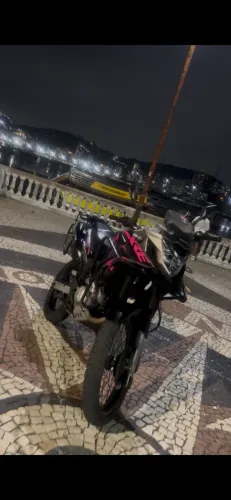 XRE 300 cinza com adesivo rosa personalizada
