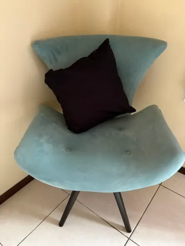 Poltrona Decorativa Suede Azul + Almofada Preta