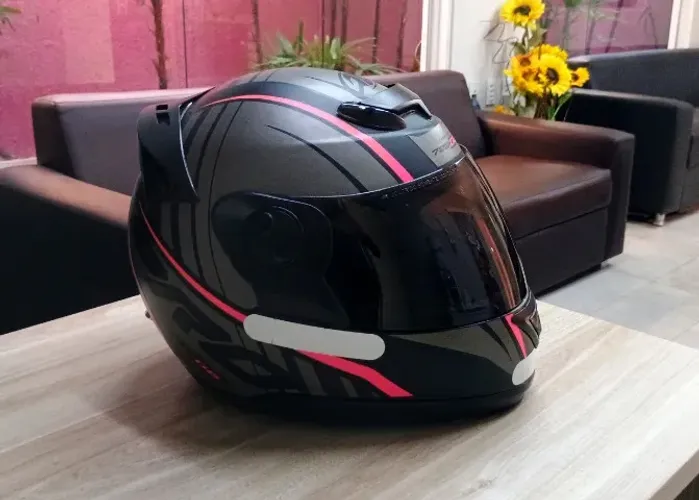 Capacete Protork Seminovo com viseira fumê em estado de novo