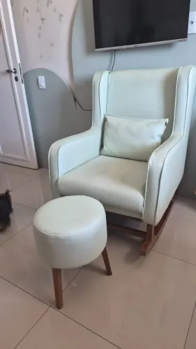 Poltrona novinha , verde claro , com pulf
