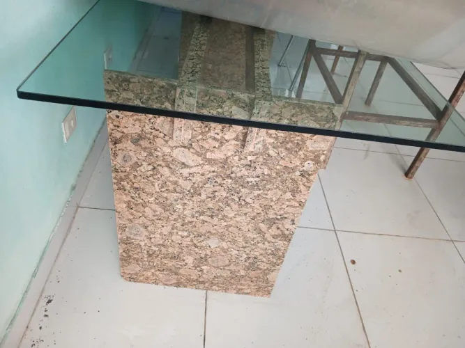 Mesa de vidro com base em granito