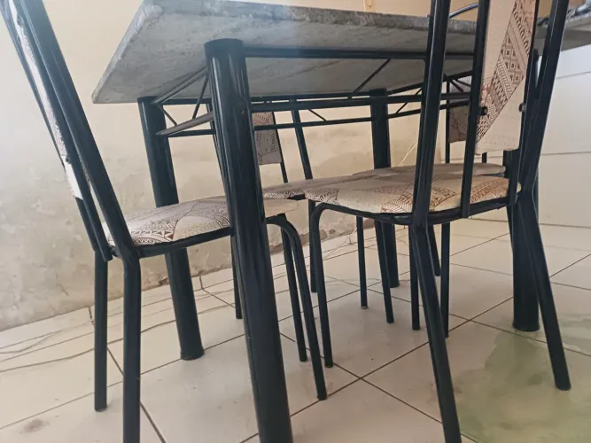 Vendo mesa de jantar de 4 lugares