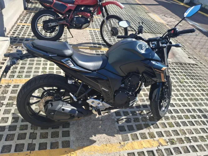 Yamaha FZ25 2024 | 5.590 km | Único Dono | Garantia até 2028