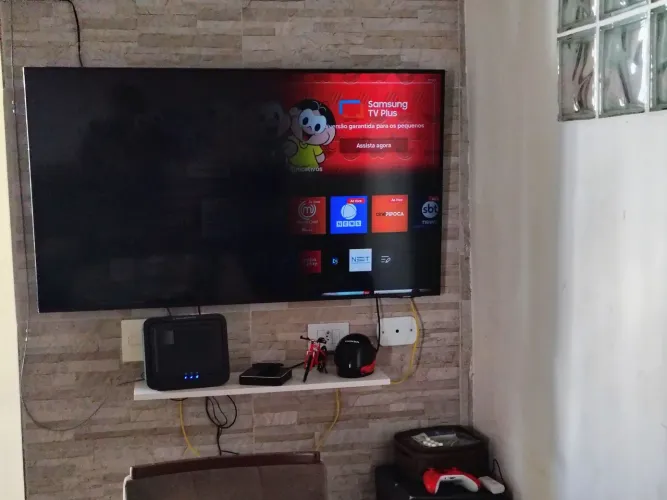 Smartv Samsung 50 polegadas. Venda para tirar peças. Metade da tel escura e desligando.