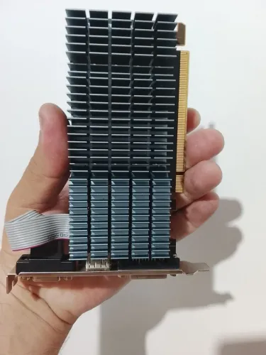 Placa de vídeo Radeon R5 220 2gb ddr3