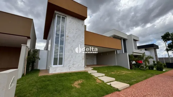 Casa térrea nova em Condomínio fechado com 3 quartos sendo 1 suíte, ampla cozinha com chur