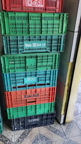 Caixas de plástico valores 15.00 reais cada uma.