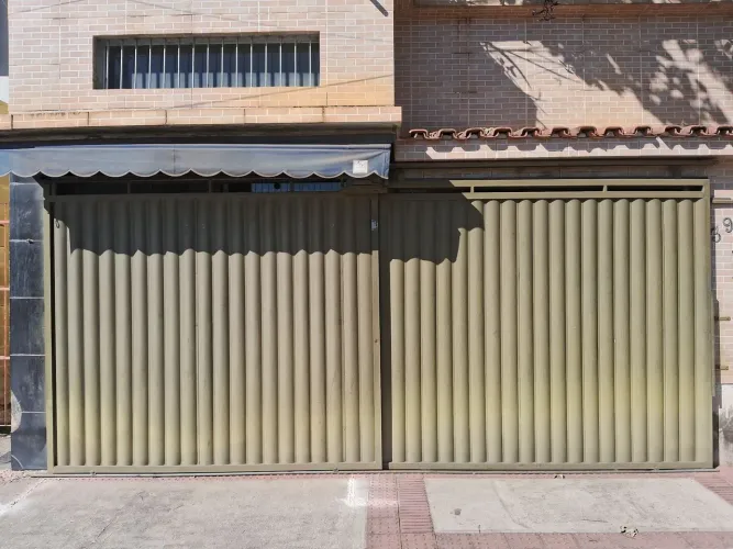 PORTA DE AÇO E PORTÃO DE GARAGEM DE AÇO METALON (2 PORTÕES COM MOTOR E TRILHOS COMPLETOS)