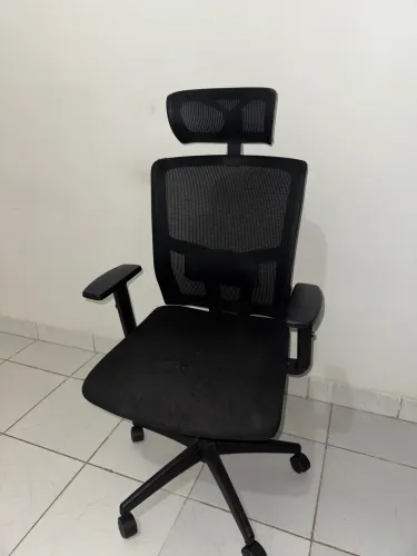 Cadeira de Escritório  Ergonômica com Apoio Lombar Preta 