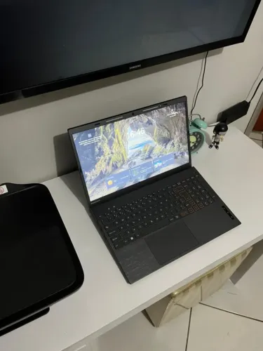 Notebook seminovo em perfeito estado.