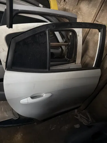 W porta traseira direita do yaris