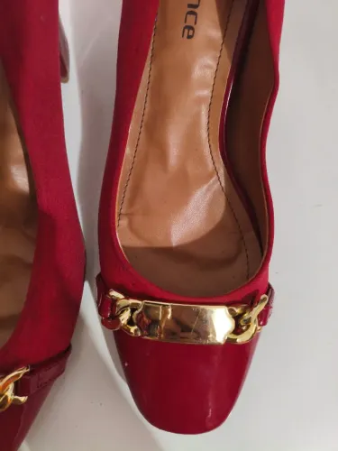 Scarpin Constance Vermelho com Verniz e Fivela Dourada - Tam 35