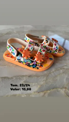 Sapatos, sandálias e chinelos - Quase zero