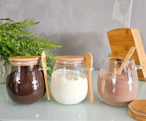 Potinhos com tampa e colher de bambu para o cantinho do café.
