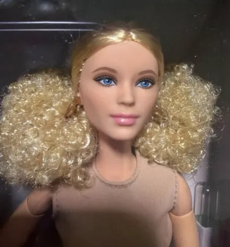 Boneca Barbie basics