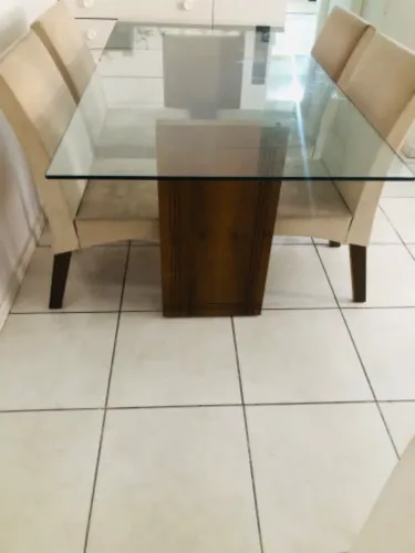 MESA DE VIDRO COM PÉ DE MADEIRA