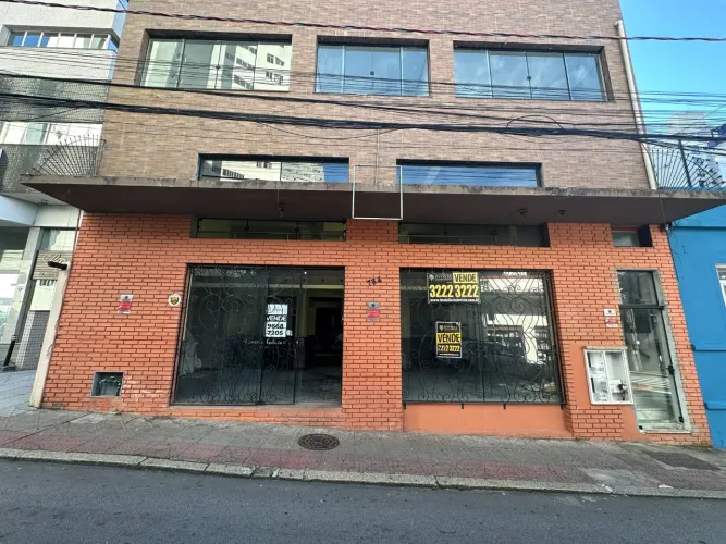 Prédio Comercial com 3 pisos para Alugar no Centro de Florianópolis.