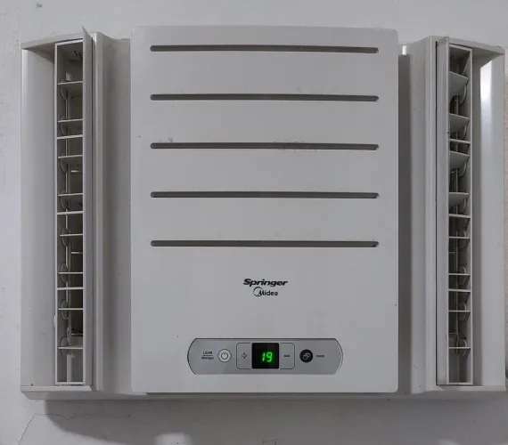 Ar condicionado de janela com controle remoto